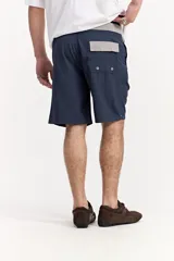 Short de baño surf fit de color salmón, con cintura fija, cordón ajustable en contraste y corte amplio.
