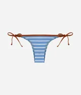 Bombacha de bikini de microfibra con estampado a rayas azules y blancas, tiras laterales regulables para amarrar y ribete en tono camel en contraste.