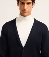 Blazer masculino Marfinno confeccionado en algodón, de color azul marino, con escote en V, cuello con solapa, cierre frontal de dos botones y mangas largas.