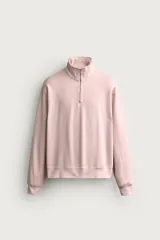 Sudadera de corte regular fit en color rosado, con cuello subido y cierre frontal de cremallera. Presenta manga larga y acabados en rib en puños y ruedo.
