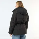 Abrigo acolchado tipo puffer color negro, con capucha, cierre frontal de cremallera, bolsillos delanteros con solapa y cordón ajustable en la cintura.