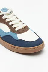 Zapatillas de símil cuero con recortes en gamuza de variados colores y suela de 2,5cm de alto.