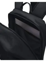 Mochila Under Armour color negro con compartimento principal amplio, bolsillo frontal con cierre y solapa con hebilla ajustable. Incluye compartimento acolchado para portátil y bolsillos laterales.