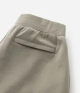 Pantalón deportivo de corte recto con ajuste levemente afunilado, confeccionado en tejido técnico con cintura elástica ancha. Presenta bolsillos laterales y bolsillo trasero embutido con acabado limpio.