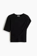 Top de manga corta y escote redondo, de color negro, confeccionado en punto suave con un panel drapeado frontal que genera una silueta asimétrica.