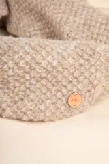 Cuello tejido color beige, confeccionado parcialmente con lana.