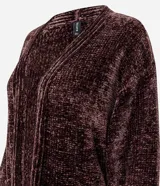 Cardigan abierto de punto chenille con textura aterciopelada, diseño alargado y bolsillos frontales. Presenta terminaciones acanaladas en puños y ruedo, con aberturas laterales para mayor comodidad.