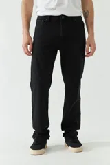 Pantalón de jean negro de corte recto, tiro medio y logo bordado.