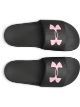 Sandalias tipo ojota Under Armour, color negro con logo de la marca en color rosado sobre la correa. Presentan una correa sintética moldeada con forro de espuma y plantilla anatómica de PU.