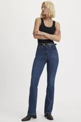 Jeans de tiro alto, ajustados en cadera y muslos, con pierna acampanada.