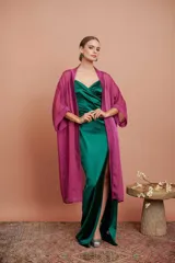 Kimono largo de gasa color obispo, con mangas anchas y corte holgado.