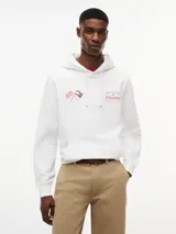 Buzo con capucha de Tommy Hilfiger en colaboración con Cadillac Formula 1 Team. Confeccionado en algodón, presenta un diseño de corte regular con hombros caídos, bolsillo tipo canguro y puños acanalados. En el pecho incluye un gráfico bordado con banderas cruzadas y el logo de la colaboración.