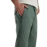 Pantalón largo color verde, de corte recto y estilo casual.