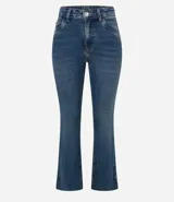 Pantalón de jeans celeste, modelo flare cropped, con trabillas en la cintura, bolsillos y terminación deshilachada.