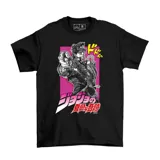 Remera negra de manga corta con estampado frontal inspirado en el personaje Jotaro Kujo de JoJo's Bizarre Adventure, con detalles en colores fucsia y amarillo.