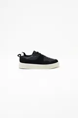 Zapatillas urbanas negras con detalles en gamuza y suela blanca.