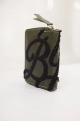 Billetera pequeña con cierre perimetral, confeccionada en material con estampado de piel de serpiente y detalle de bordado en relieve de color negro.