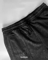 Bermuda negra de algodón premium con efecto stone wash, corte recto y cintura con cordón ajustable.