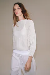 Jersey de punto con cuello barco y mangas anchas de corte holgado.