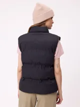 Chaleco puffer negro con cierre frontal, cuello alto y logo de la marca bordado en el pecho.