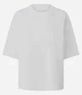 Remera oversize blanca de manga corta, con cuello redondo y diseño holgado, confeccionada en mezcla de algodón y poliéster.