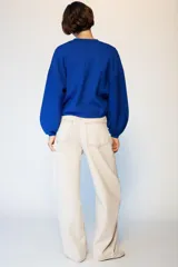 Jeans de tiro medio con diseño barrel, corte holgado que se estrecha hacia el tobillo y cinco bolsillos. Presenta costuras a contraste y cierre frontal con cremallera y botón.