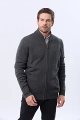 Campera tejida de lana color azul marino, con cuello alto, cierre metálico frontal y bolsillos laterales. Presenta detalles en cuero y logo bordado.