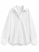 Camisa blanca de corte oversize, con cuello camisero, cierre frontal con botones y mangas largas con puños anchos.