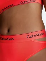 Bombacha de tiro alto color rojo, con cintura elástica que lleva el logo de Calvin Klein y recortes laterales que exponen la piel.