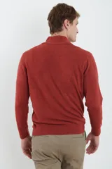 Sweater verde oliva de tejido acrílico con textura similar al cashmere, corte clásico, cuello alto con cierre metálico y tirador de cuerina ecológica.