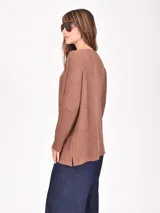 Buzo de tejido de punto tipo waffle en color negro, con cuello redondo, mangas largas y corte holgado.