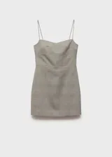 Vestido corto entallado con escote corazón y tirantes finos. Presenta un estampado de cuadros y cierre de cremallera invisible en la parte posterior.