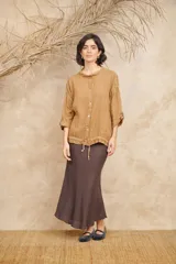Pollera midi evasé color marrón confeccionada en lino natural con elástico en la cintura.