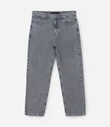 Pantalon de jean gris con lavado deslavado, de corte baggy y silueta holgada. Cuenta con bolsillos al frente y atras, y cierre de boton y cremallera.