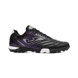 Championes de fútbol Joma Maxima, diseñados para césped artificial. Presentan un diseño de perfil bajo con cordones, fabricados en material sintético de alta calidad con detalles en color violeta y blanco sobre base negra. Cuentan con suela de goma con patrón de agarre optimizado y sistema de ventilación.