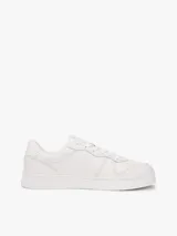 Zapatillas bajas de cuero y sintético en color blanco, con diseño de cordones, suela de goma y detalles de la marca Tommy Jeans.