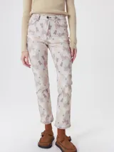 Pantalón de jean de tiro medio con corte de pierna recta y ajuste cómodo. Presenta un estampado integral con motivos geométricos y abstractos en tonos azules.