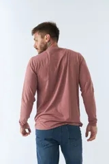 Remera de manga larga color ladrillo con logo estampado en el pecho.