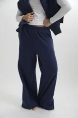 Pantalón de algodón de corte amplio y tiro medio, con cintura elástica y diseño liso.