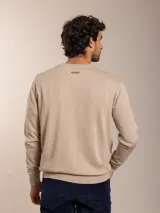 Sweater azul marino de algodón con cuello en V y logo bordado en el pecho.