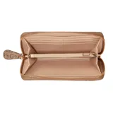 Billetera Guess modelo Isabella, de formato rectangular con cierre perimetral. Presenta un diseño estampado con el monograma de la marca en tonos marrones y una franja central vertical en color marrón oscuro con placa metálica dorada que incluye el logo de la marca.