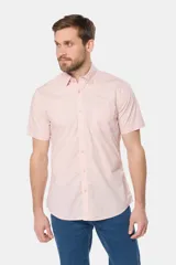 Camisa lisa de manga corta color crema, confeccionada en 100% algodón, con cuello abotonado y un bolsillo en el pecho.