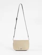 Bandolera color beige con tapa de tela, correa ajustable de cuero sintético negro y logo metálico en el frente.