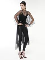 Túnica larga de tul negro, con cuello redondo y mangas largas.