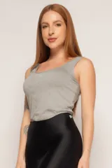 Musculosa corta gris de poliamida con elastano y protección UV50+.