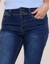 Jean elastizado de tiro alto y pierna semi-oxford, color azul, con diseño clásico de cinco bolsillos y dobladillo en el ruedo. Incluye un cinturón trenzado de cuerina marrón con hebilla metálica dorada.