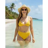 Bikini de dos piezas color amarillo, compuesto por un corpiño triangular con copas desmontables y una bombacha de tiro alto con diseño de corte clásico.
