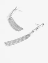 Par de aros colgantes plateados con forma de barra y flecos de cadenas finas.