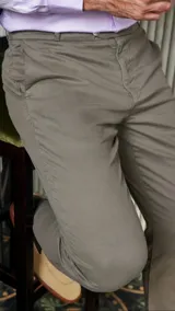 Pantalón de hombre color gris topo, de corte sport y tela de gabardina ligera. Presenta bolsillos laterales y un tiro medio.