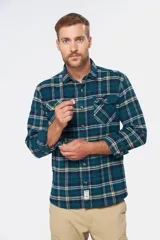Sobrecamisa a cuadros de viyela gruesa con bolsillos frontales con solapa y botones.